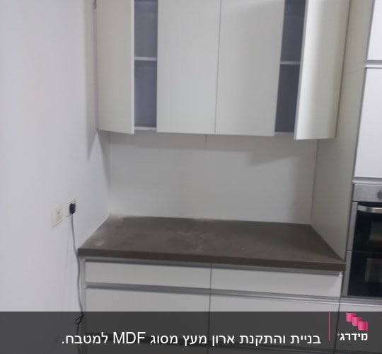 ארונות מטבח לבנים עם משטח עבודה כהה